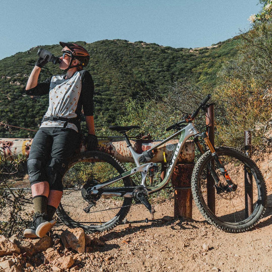 Lezyne Flow Water Bottle - 600ml - Smoke Grey - image 6